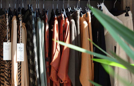 Collection de vêtements pour femmes à Houdeng-Goegnies