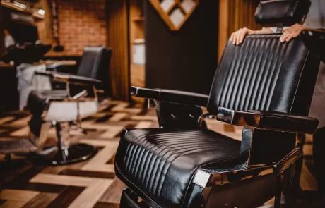 Fauteuil de rasage dans un salon de coiffure