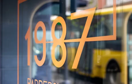 Logo sur la vitrine du salon du 1987 à Soignies